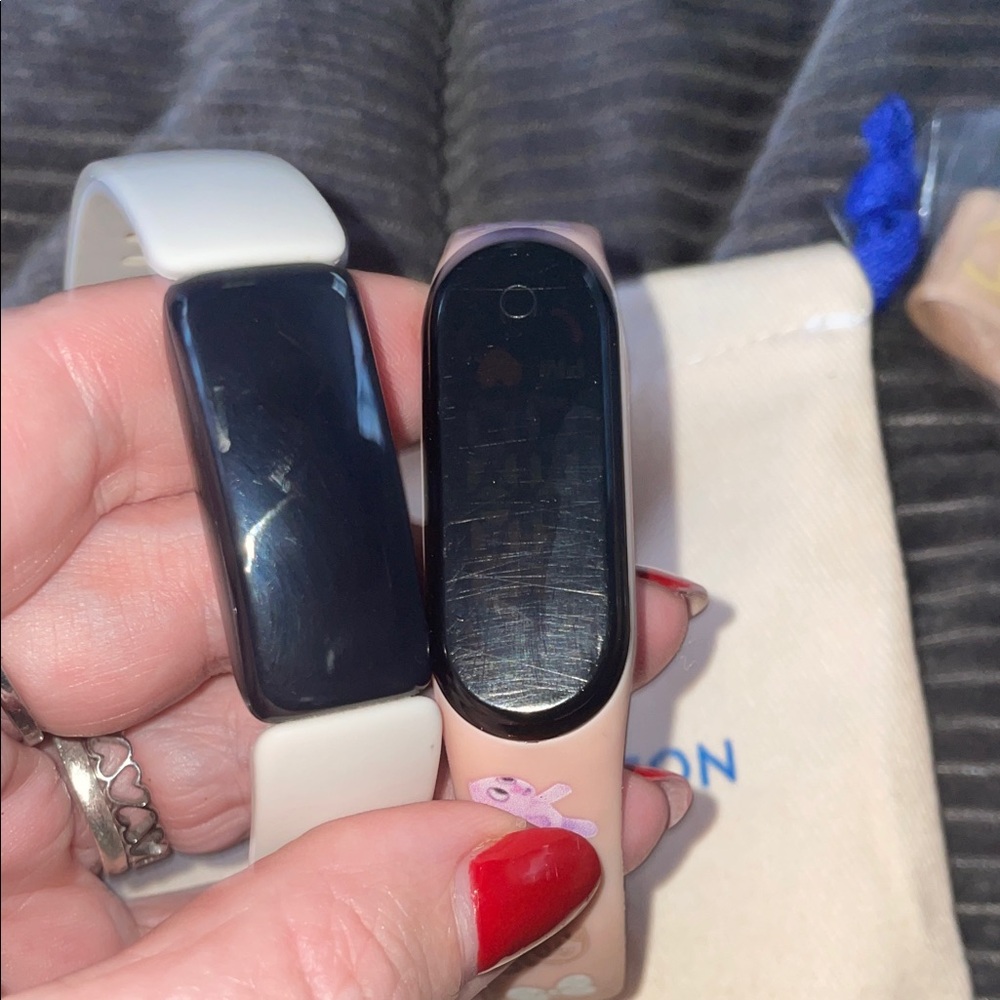 fitbit Pink/white 2 trackers !!!